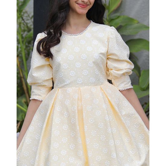 صورة فستان بناتي أصفر مورد | تصميم ياقة وأكمام مرصعة بالفصوص - 1137